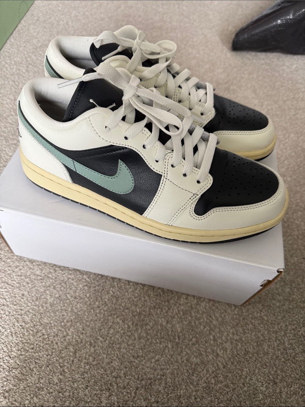 Nike Jordan 1 low Black, Off-White & Mint
